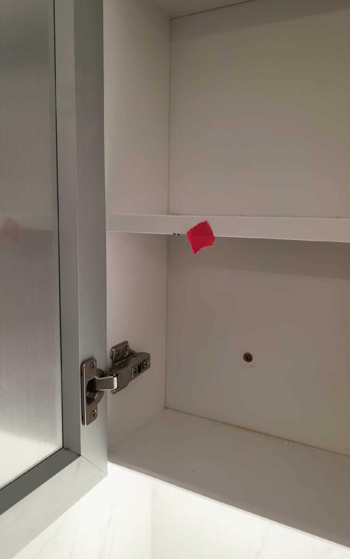 重庆验房现场照片 · 一楼卫生间 · 镜柜内部磕碰破损