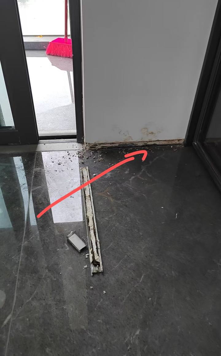 青岛验房现场照片 · 餐厅 · 餐厅四周墙脚渗水