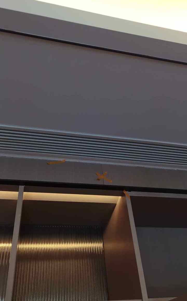 佛山验房现场照片 · 餐厅 · 餐厅柜上方板材与顶棚拼接处未收口开裂