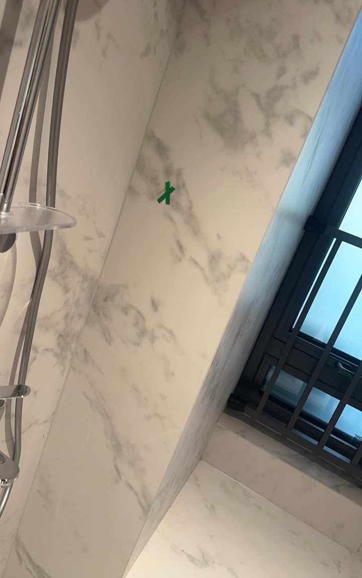 长春验房现场照片 · 客卫 · 淋浴间北墙墙砖空鼓