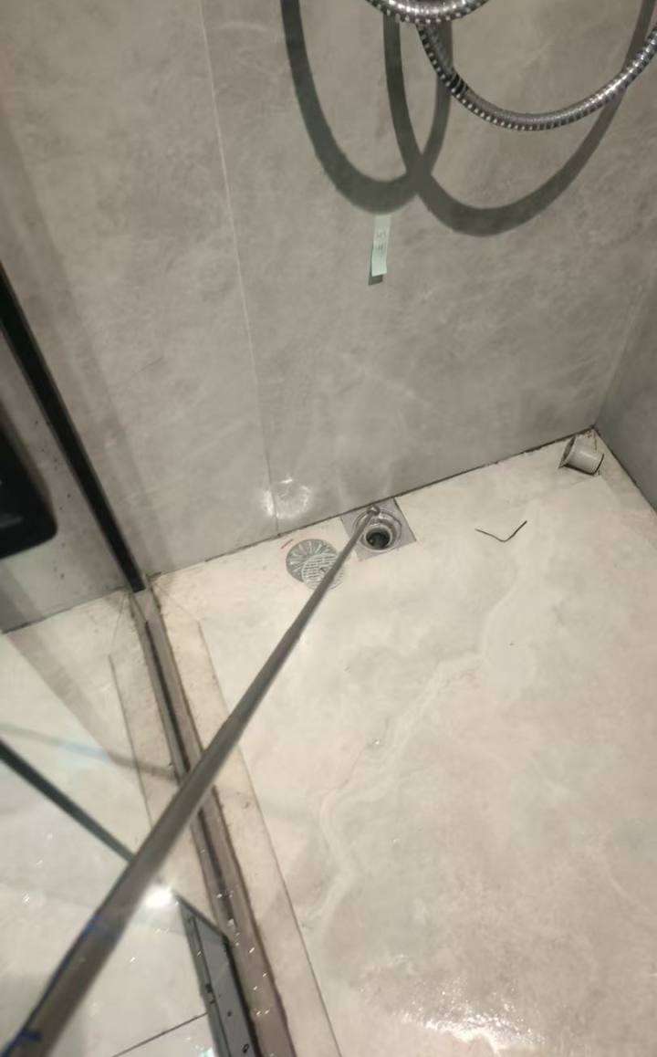苏州验房现场照片 · 主卫 · 淋浴间地漏短接断层，存在渗漏风险