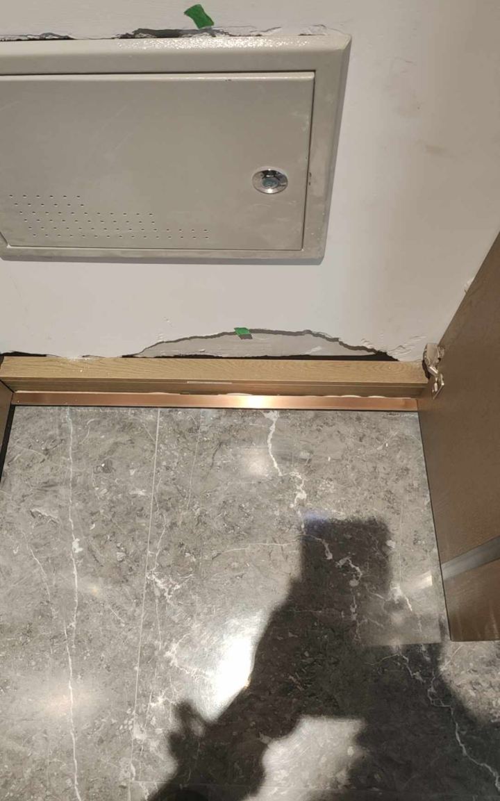 上海验房现场照片 · 玄关 · 墙面破损粗糙污染