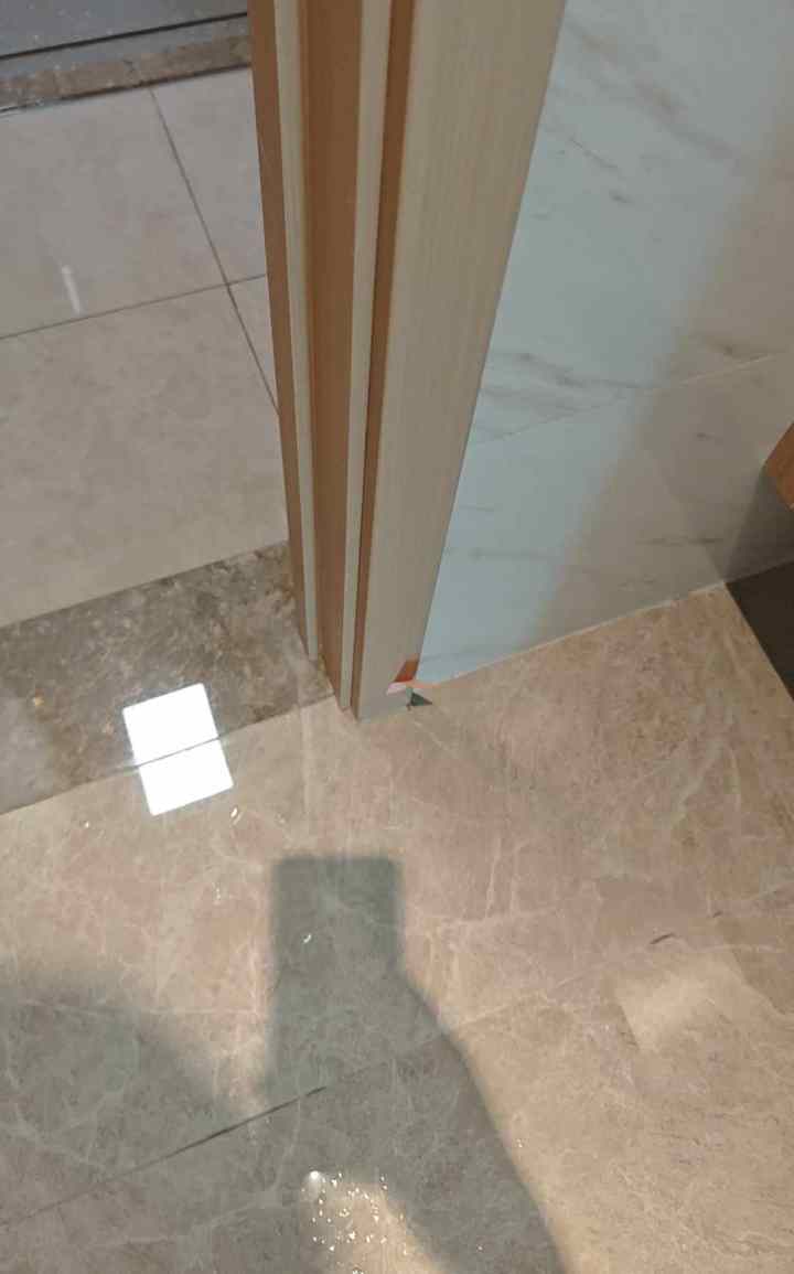 福州验房现场照片 · 客卫 · 门框门扇磕碰破损
