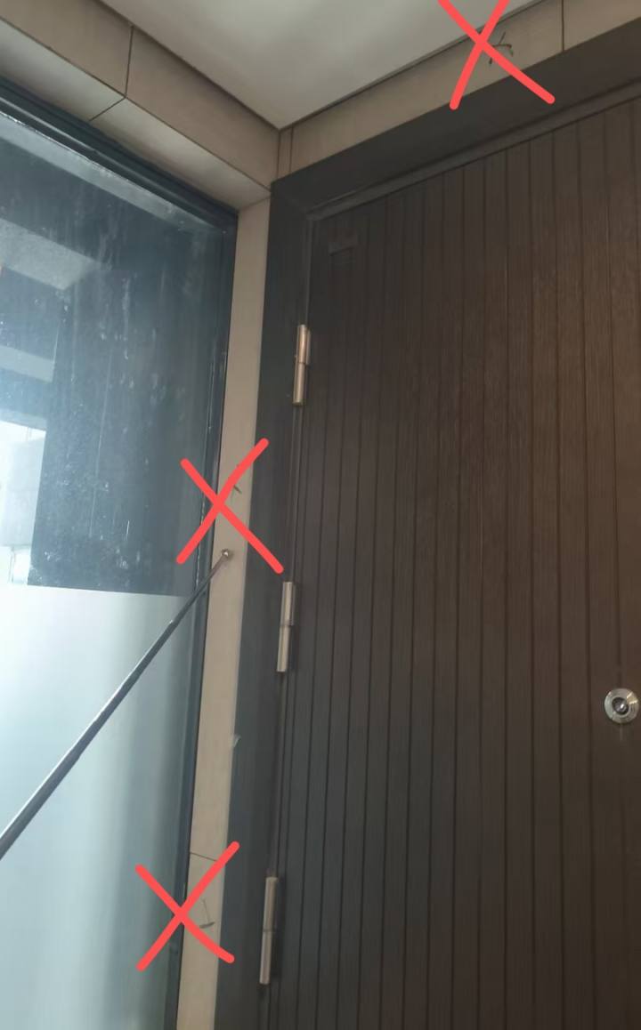 苏州验房现场照片 · 入户门 · 入户门外侧公区墙砖空鼓
