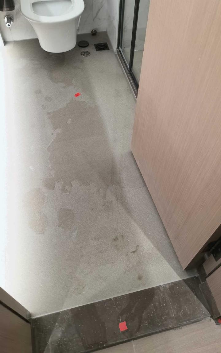 重庆验房现场照片 · 一楼卫生间 · 干区地面积水