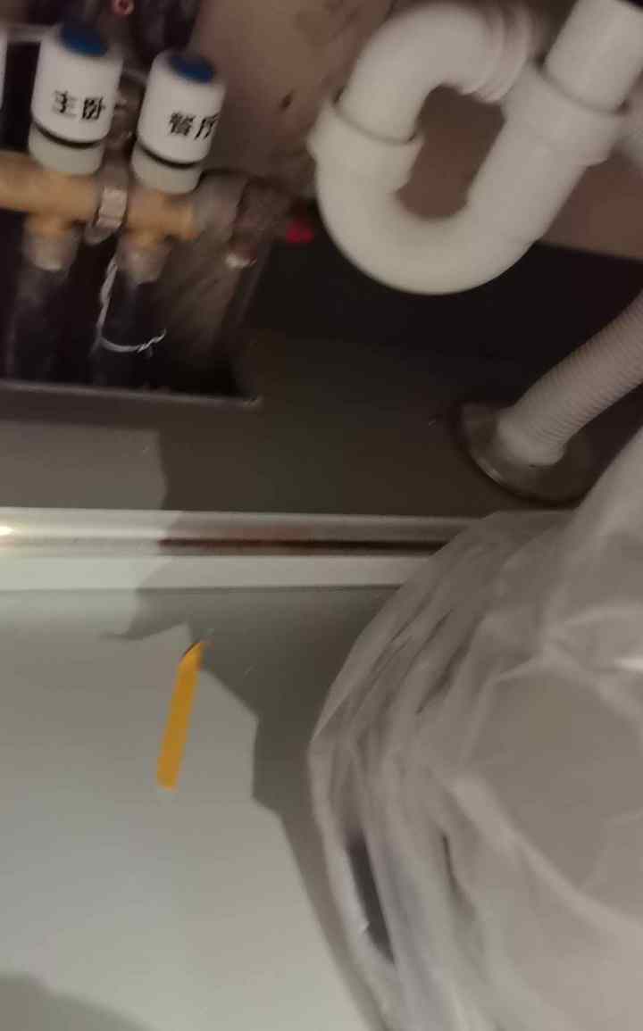 佛山验房现场照片 · 厨房 · 厨房台盆水槽排水管漏水，以及生锈斑