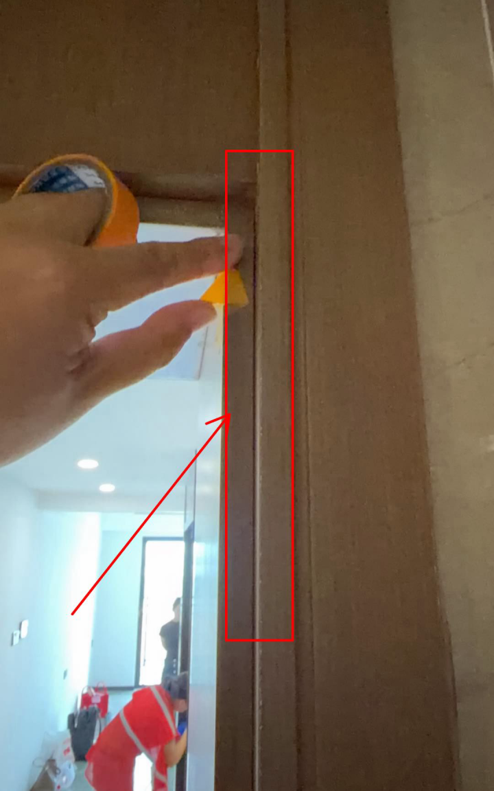 南京验房现场照片 · 入户门 · 两侧门框安装不正、缝隙3mm