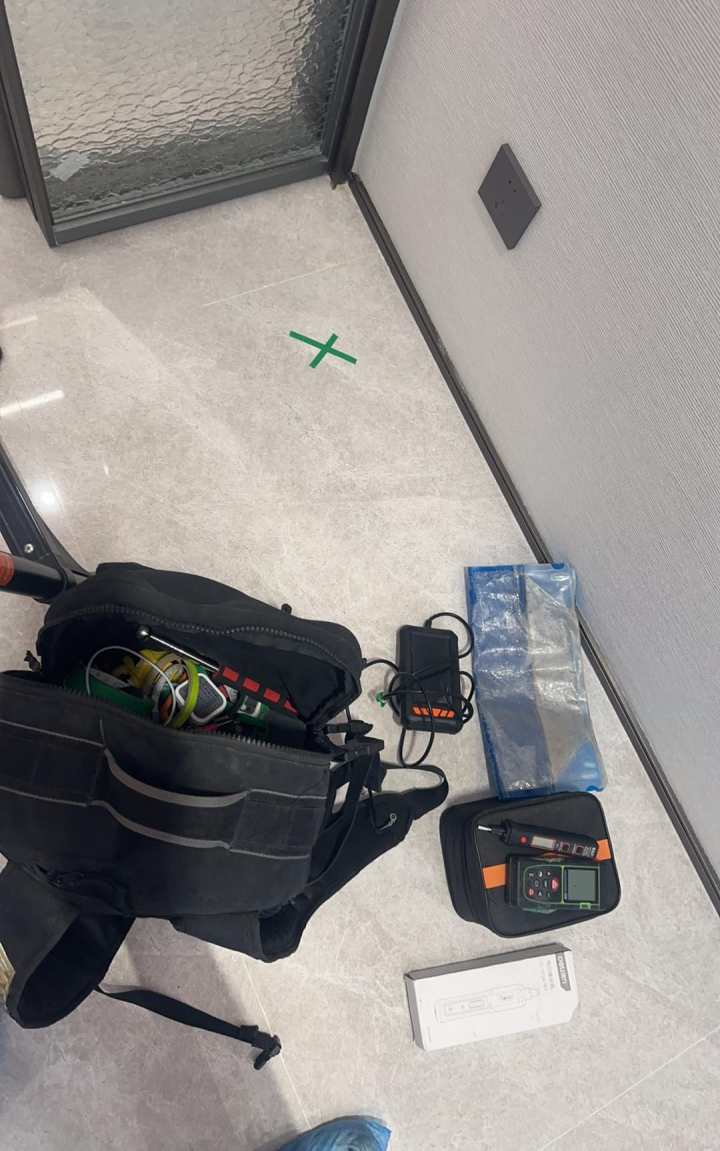 无锡验房现场照片 · 客餐厅 · 餐厅东侧地砖空鼓