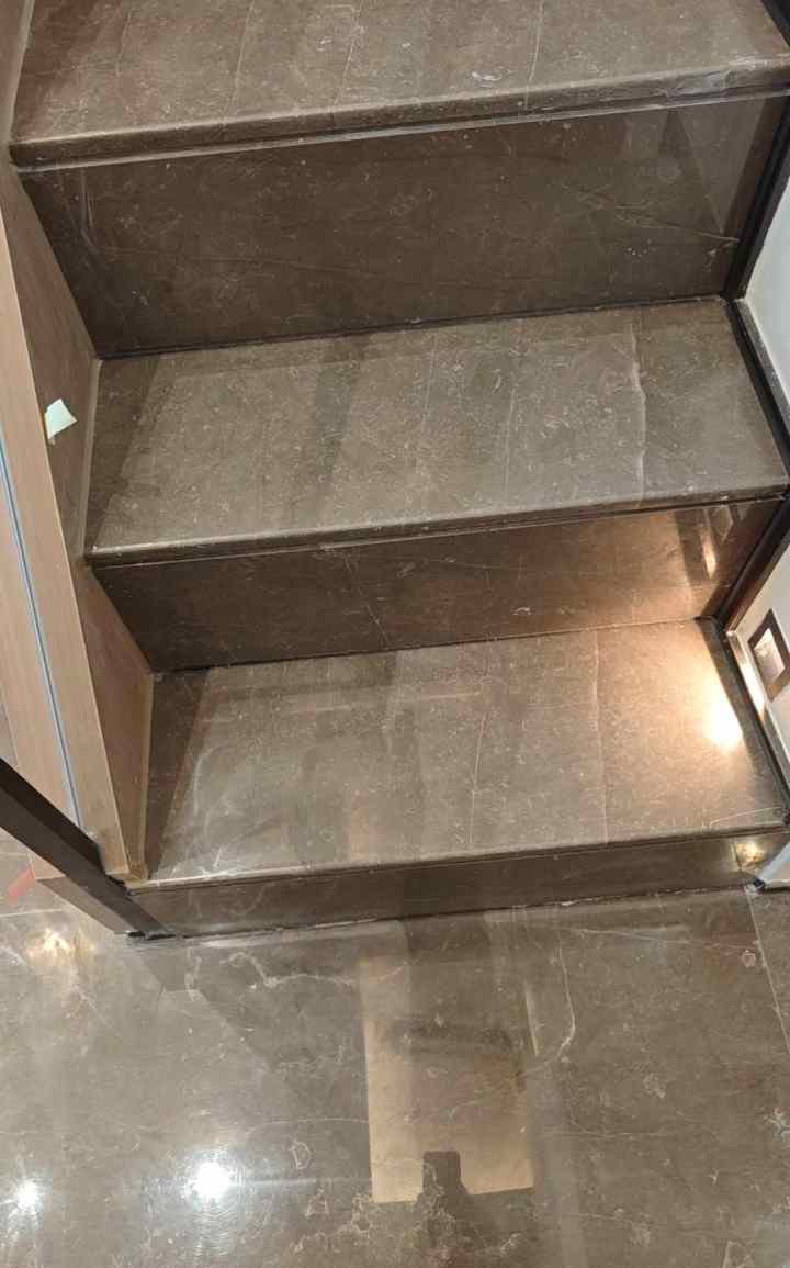 济南验房现场照片 · 楼梯 · 楼梯瓷砖多处开裂