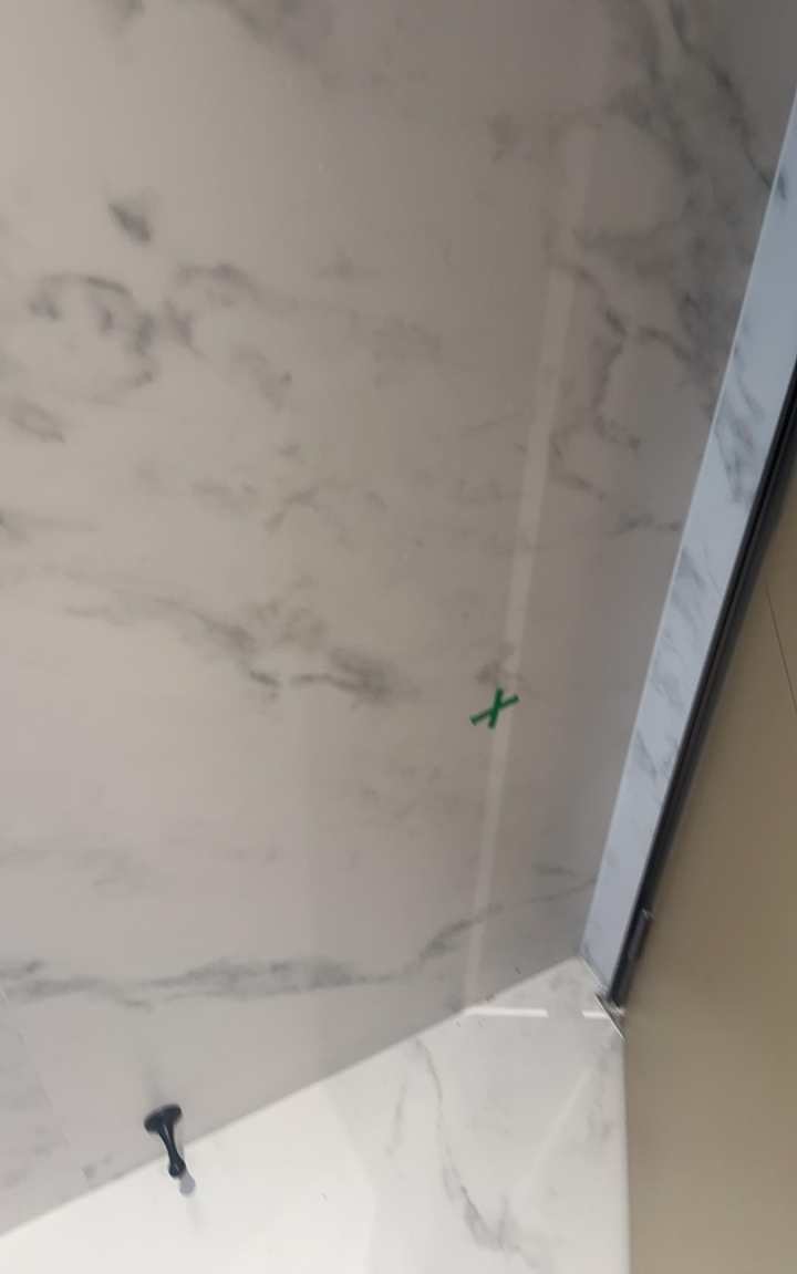 成都验房现场照片 · 客卫 · 门后东墙墙砖空鼓