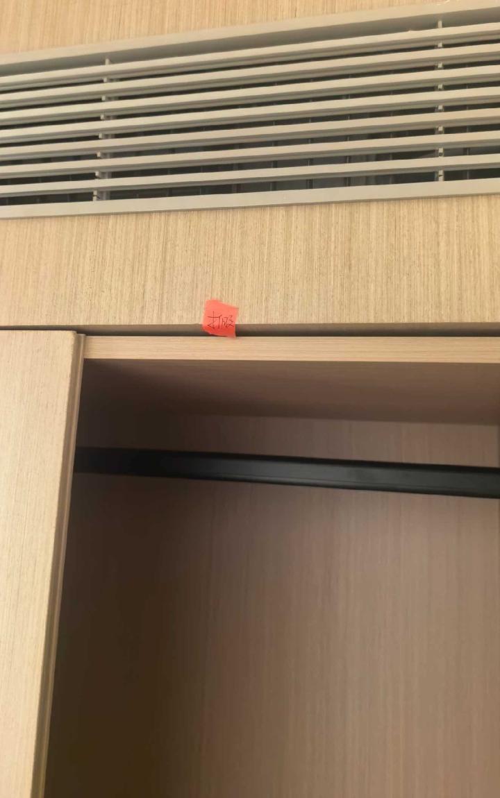 珠海验房报告现场照片 · 二楼次卧 · 衣柜顶部缝隙大