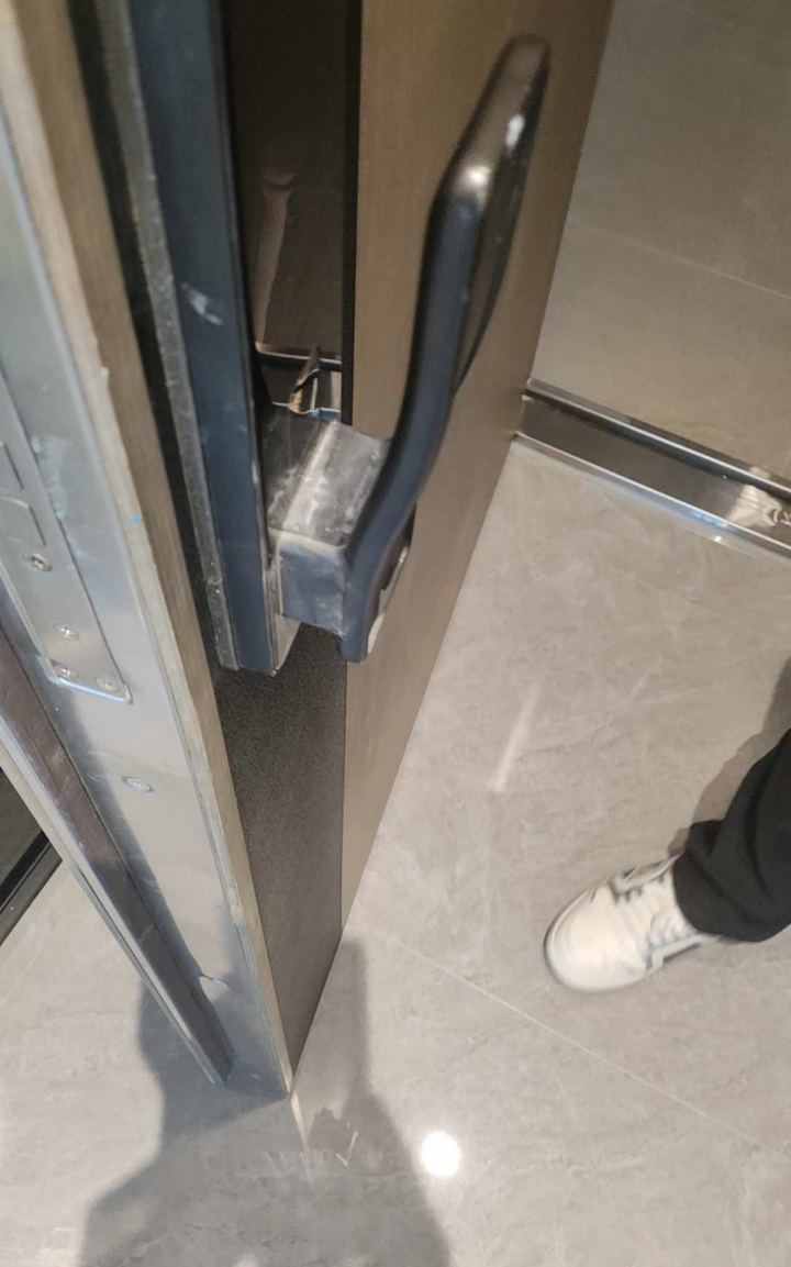绍兴验房现场照片 · 入户门 · 锁盖缺失，锁坏了