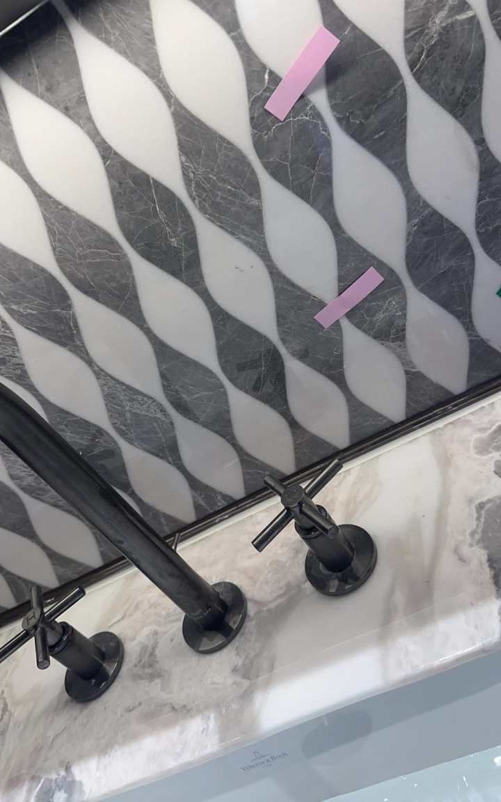 武汉验房现场照片 · 主卫 · 镜柜底部墙面石材多处破损