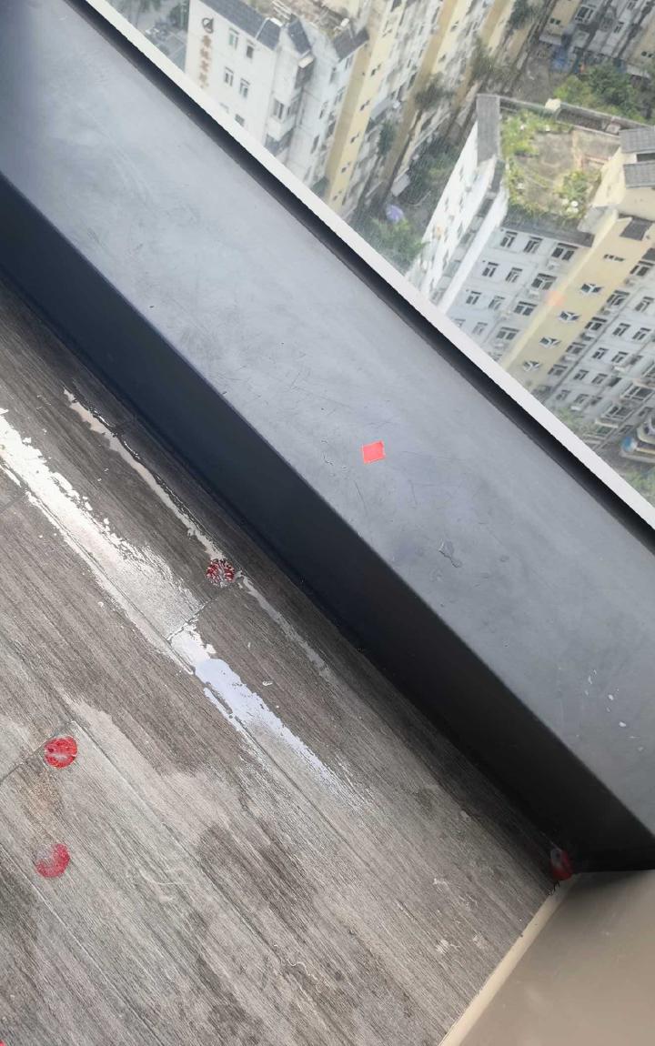 沈阳验房现场照片 · 阳台 · 栏杆底下型材划伤