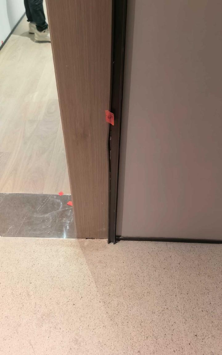 深圳验房现场照片 · 入户门 · 门口右边不锈钢变形