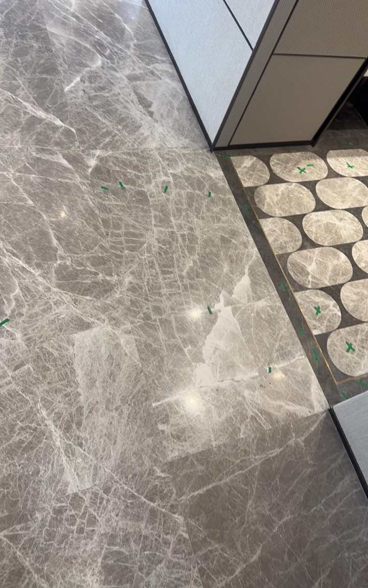武汉验房现场照片 · 客餐厅 · 地面石材多处开裂、修补明显