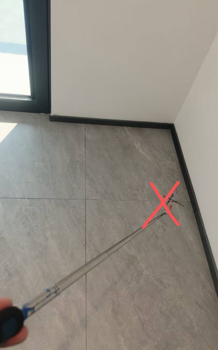 苏州验房现场照片 · 客厅 · 推拉门附近地砖空鼓