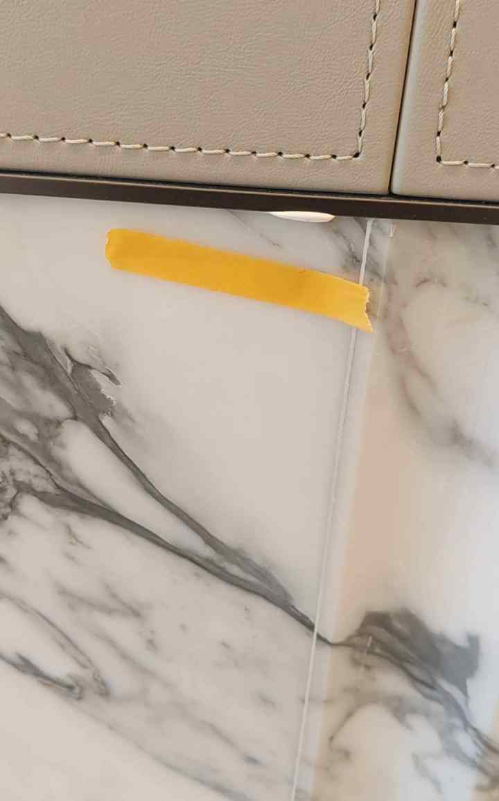 南宁验房现场照片 · 客餐厅 · 背景墙结构胶外露