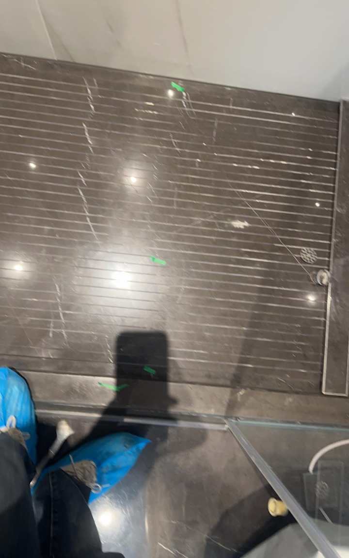北京验房现场照片 · 西卫 · 淋浴间地面石材多处开裂