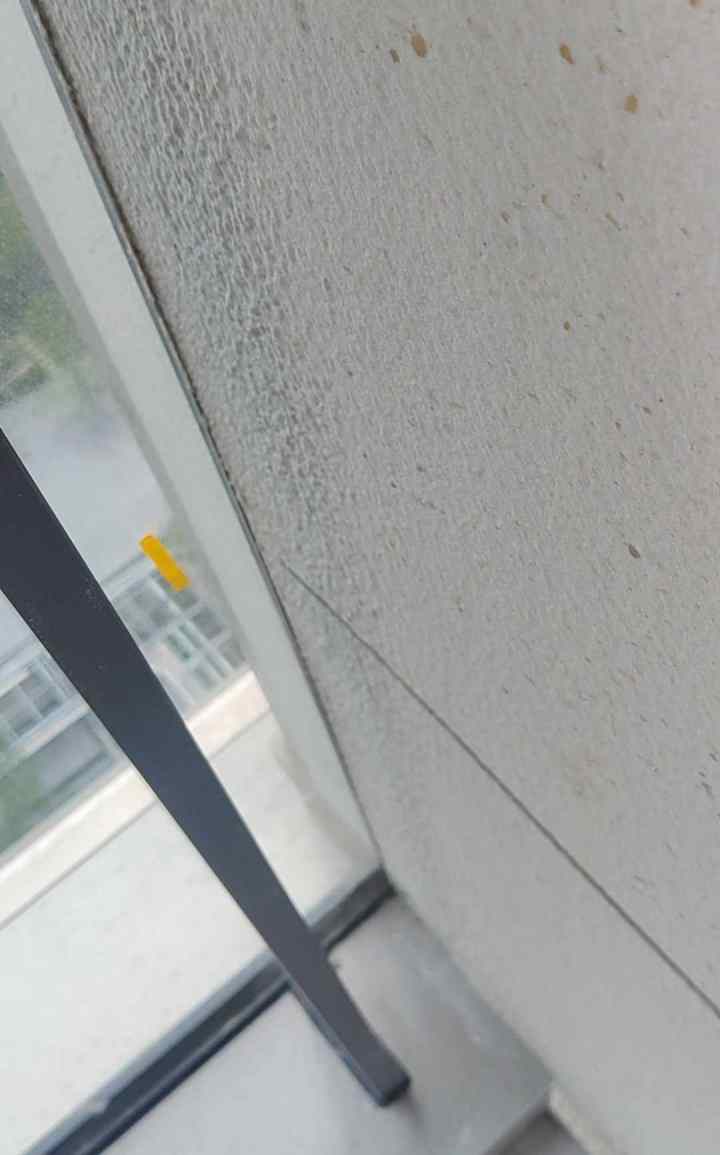 西安验房现场照片 · 阳台 · 阳台玻璃间缝隙未封闭