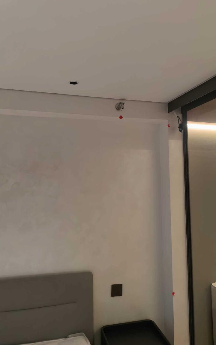 天津验房现场照片 · 一楼卧室 · 消防喷淋装饰盖不平