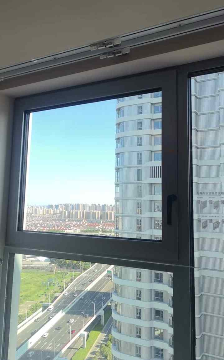 佛山验房现场照片 · 主卧 · 主卧窗扇开启之后没有安全防护栏杆，有安全隐患，建议加装护栏