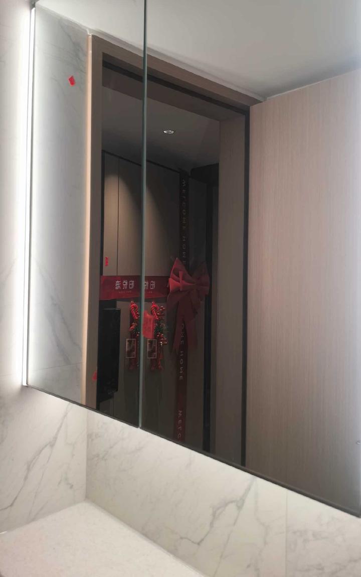 天津验房现场照片 · 一楼卫生间 · 镜柜门缝隙不均匀